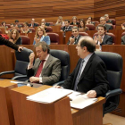 Pilar del Olmo conversa con De Santiago-Juárez y Herrera, ayer en el Pleno en las Cortes. ical