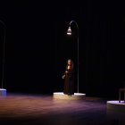 La actriz Cristina Izquierdo, durante la interpretación de la obra ‘La violación de Lucrecia’. DL