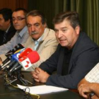 Raúl Valcarce y Antonio Canedo, ayer junto a otros responsables de la institución.