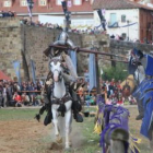 Un momento de la batalla librada en las Justas celebradas frente al puente el año pasado.