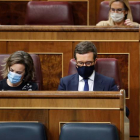 El líder del PP; Pablo Casado(d) y la portavoz parlamentaria de su partido, Cuca Gamarra (i) durante el debate en el Congreso. ZIPI
