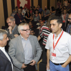 Vicente Andrés, a la derecha, conversa con el secretario general, Ignacio Fernández Toxo. R. GARCÍA