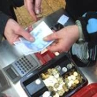 Una mujer paga una compra en un mercado