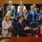 La bancada popular aplaude a Isabel Díaz Ayuso ayer, en el pleno de investidura. JAVIER LIZÓN