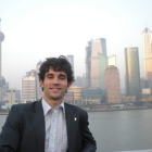 David Martín con los rascacielos de Pudong al fondo y vistos desde el Bund.