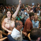 Activistas de Femen increpan a Albert Rivera a propósito de la gestación subrogada.