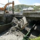 La parte inferior del puente se convirtió ayer en un amasijo de hierros y hormigón