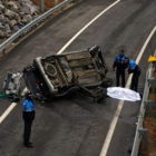 Tres agentes de la Policía Local inspeccionan la zona en la que se produjo el accidente.