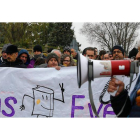 Los trabajadores de Everest volvieron a concentrarse ante la empresa para reclamar el pago de sus salarios