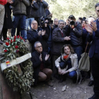 Pedro Sánchez, durante su visita a las fosas comunas del cementerio de Paterna, este lunes.