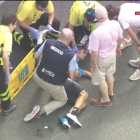 Mikel Landa, a punto de ser trasladado en camilla tras sufrir una caída en la Clásica de San Sebastián. /
