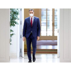 El presidente del Gobierno, Pedro Sánchez, camina por uno de los pasillos de La Moncloa, la residencia oficial del jefe del Ejecutivo. CHEMA MOYA