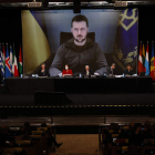 Imagen de Volodímir Zelenski, ayer en su intervención en la reunión de la Otan en Madrid. CHEMA MOYA