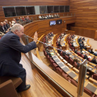 Javier Amoedo agradece a los procuradores su apoyo, ayer en las Cortes.