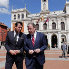 El encuentro institucional se inició en la casa consistorial de Valladolid, donde Silván fue recibido con toda cordialidad por su homólogo Óscar Puente. RAMIRO