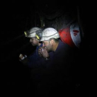 Dos mineros aprovechan para comer su bocadillo en el interior de una galería durante un descanso.