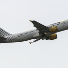 Imagen de un avión de la aerolínea Vueling despegando del aeropuerto de El Prat de Barcelona. /
