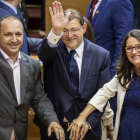 Los líderes de los tres partidos progresistas, con el relegido Puig en medio, se felicitan tras su investidura.