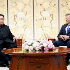 El norcoreano Kim Jong-un conversa con el presidente surcoreano, Moon Jae-in. KOREA SUMMIT PRESS