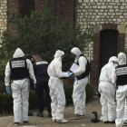 Miembros de la policía francesa investigan en la iglesia en la que se perpetró la tragedia. EFE