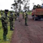 Soldados congoleños hacen guardia en un camino a varios kilómetros de Goma