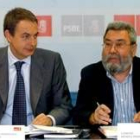 Zapatero y Cándido Méndez (d) antes de la rueda de prensa de ayer