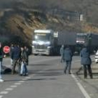 Los piquetes controlaron las carreteras para impedir el tráfico de carbón; en la foto, uno en Toreno