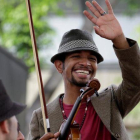 Wuilly Arteaga, el violinista venezolano, saluda sonriente en una asamblea en contra del presidente Nicolás Maduro en Caracas, Venezuela.