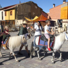 Los niños pasearon en poni durante las jornadas medievales ayer en Mansilla.