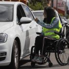 Sara Aller y Alberto Iglesias concienciaron ayer a los conductores en la N-120. RAMIRO