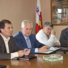 La reunión de García con el alcalde de Congosto, ambos en primer término.