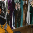 Rafael Doctor ante el mural pintado por Enrique Marty.
