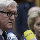 Steinmeier y Von der Leyen hablan ante los medios, este miércoles en Berlín.