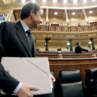 El presidente del Gobierno, Rodríguez Zapatero, antes del comienzo de la sesión de control.