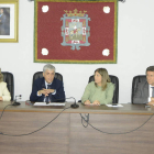 Los responsables administrativos durante la reunión informativa celebrada este jueves en Sahagún. ACACIO