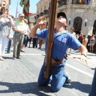 Un pendonero equilibra la vara durante una demostración.