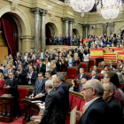 Diputados de Junts pel Si aplauden mientras los miembros del PPC muestran banderas españolas y catalanas tras el pleno.