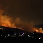 Las llamas amenazaban las casas de la urbanización Selva Negra de Vallirana.