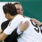 Cristiano Ronaldo se dirige a un niño en el acto de presentación, a la izquierda, y se funde en un a