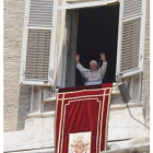 Benedicto XVI saluda a los fieles durante el Ángelus.