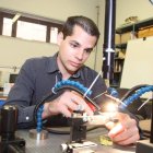 Octavio Pereira en uno de los laboratorios de la Escuela de Industriales en los que diseña el prototipo.