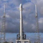El cohete Falcon 9 preparado para lanzar el nuevo telescopio espacial de la Nasa TESS.