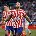 El delantero neerlandés del Atlético de Madrid Memphis Depay celebra su gol en Vigo. LAVANDEIRA