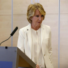 Esperanza Aguirre, la histórica dirigente del Partido Popular, durante la declaración pública en la que ha anunciado esta tarde su dimisión como portavoz y concejal del Ayuntamiento de Madrid.