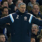 José Mourinho gesticula durante un partido contra el Liverpool en Stamford Bridge.