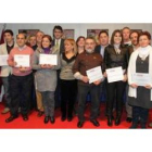 Foto de familia de los premiados con los miembros del gobierno provincial.