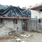 Trabajos de la reconstrucción de la fachada de la casa de los escudos de Puebla de Lillo.
