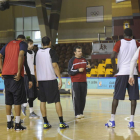 El técnico de Baloncesto León, Javier de Grado, dirigiendo un entrenamiento.