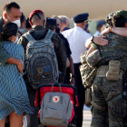 Las familias recibieron emocionadas a los militares en la base de Torrejón. MARISCAL