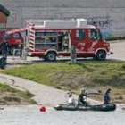 Dos buceadores rastrean en busca de algún indicio sobre el cuerpo hallado sin vida.